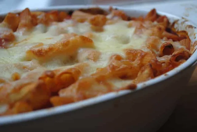 Easy ham, cheese and tomato pasta bake student recipe