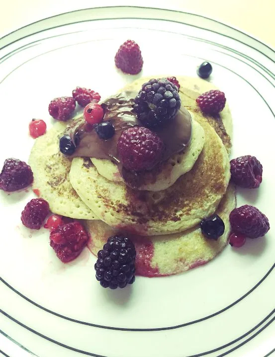 Healthy oat pancakes with berries and not so healthy Nutella