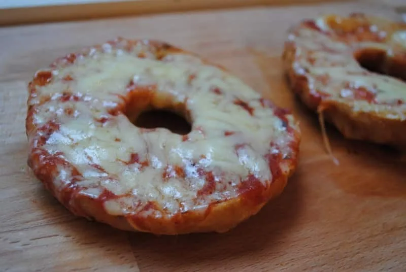 3 minute, 3 ingredient pizza bagels (no bake!)