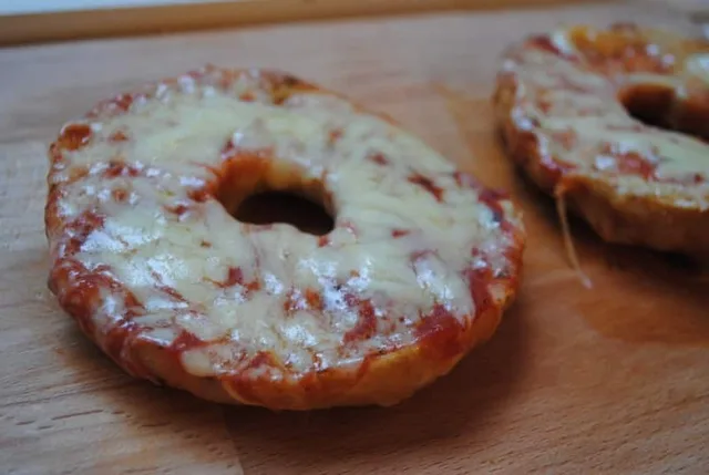 3 minute, 3 ingredient pizza bagels (no bake!)