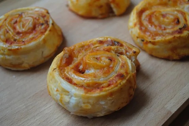 Simple Puff pastry pizza wheels recipe