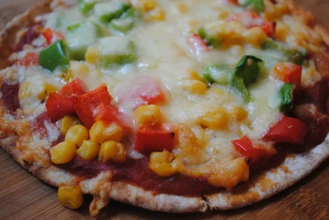 How to make pitta bread pizzas: Ten minute pizza recipe!