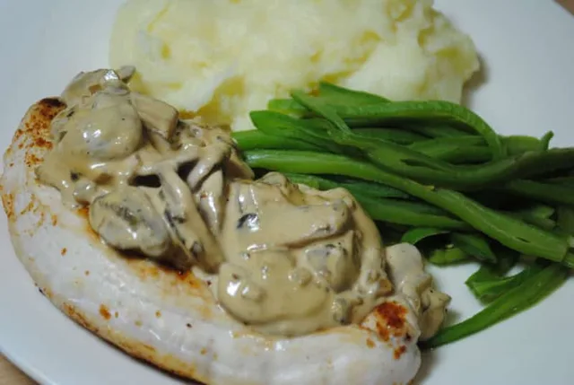 Creamy mushroom chicken with mash and green beans
