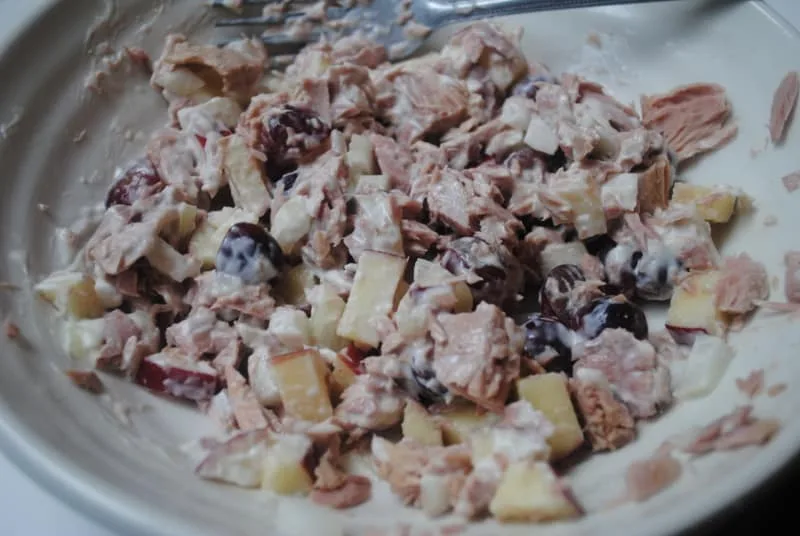 Tuna salad recipe with grapes and apple