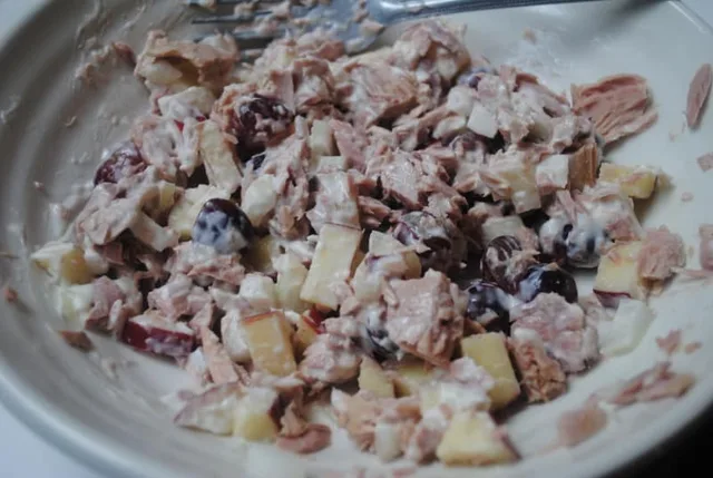 Tuna salad recipe with grapes and apple